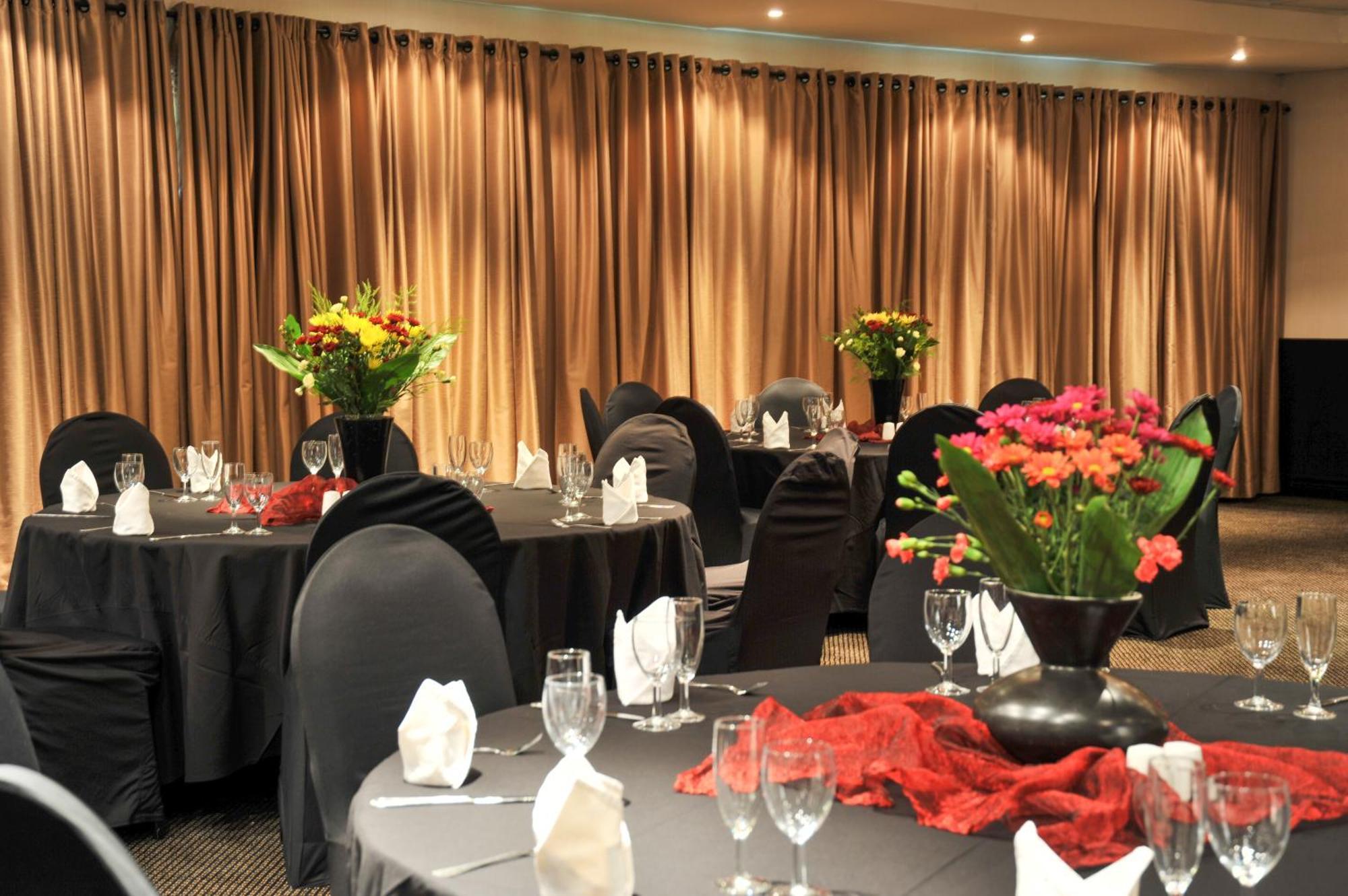 Safari Hotel & Convention Centre Rustenburg Kültér fotó
